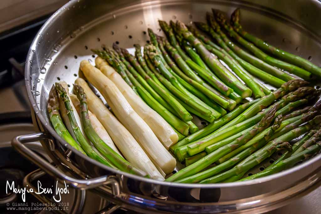 Cottura asparagi a vapore in wok con vaporiera WMF