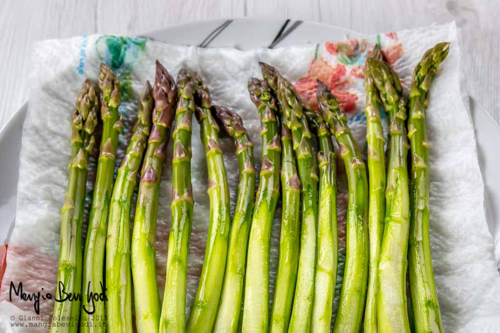 Cuocere gli asparagi nel microonde avvolti in carta assorbente bagnata