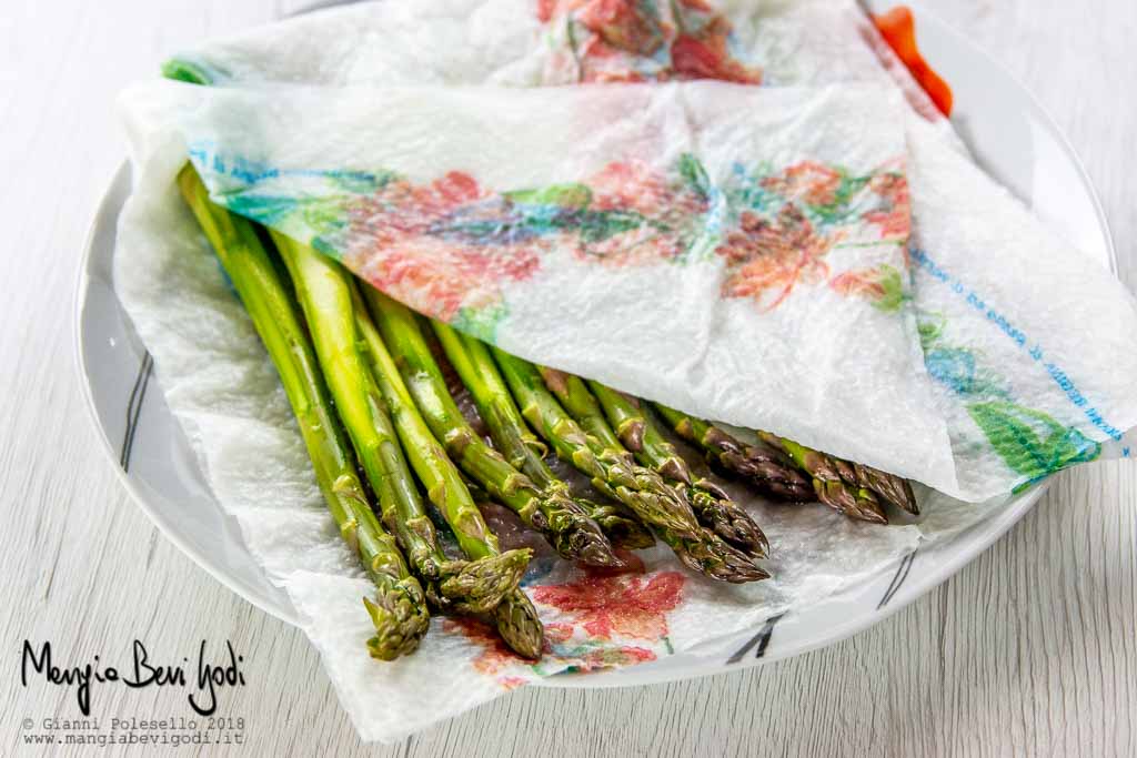 Come cucinare gli asparagi in microonde