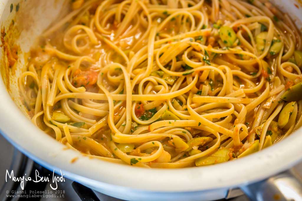 Cottura linguine con sugo di merluzzo in padella di alluminio