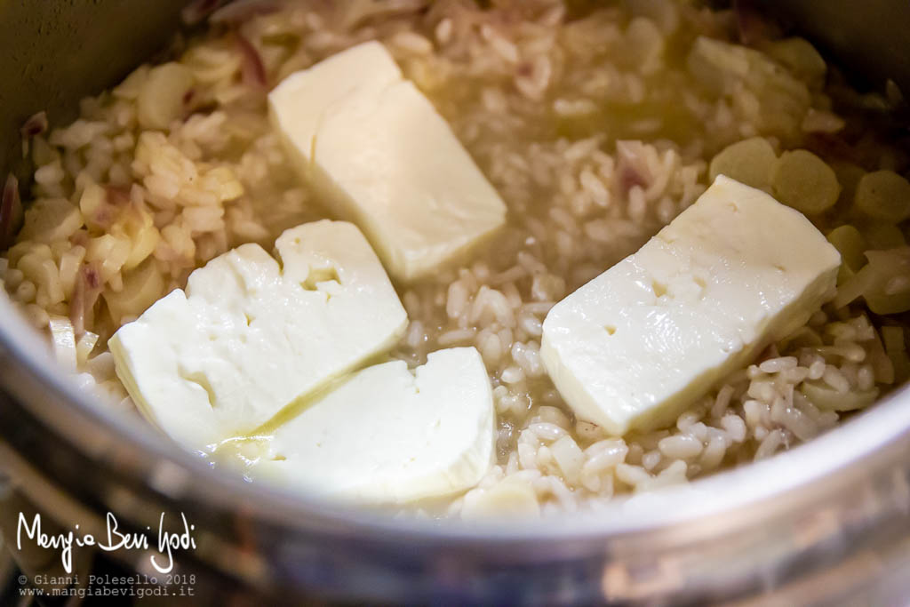 Mantecare il risotto agli asparagi con lo stracchino