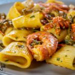 Mezzi paccheri con bruscandoli, gamberoni e pomodorini