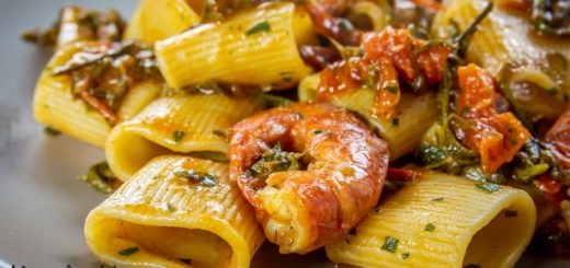 Mezzi paccheri con bruscandoli, gamberoni e pomodorini