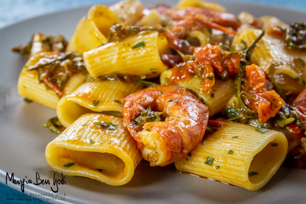 Mezzi paccheri con bruscandoli, gamberoni e pomodorini