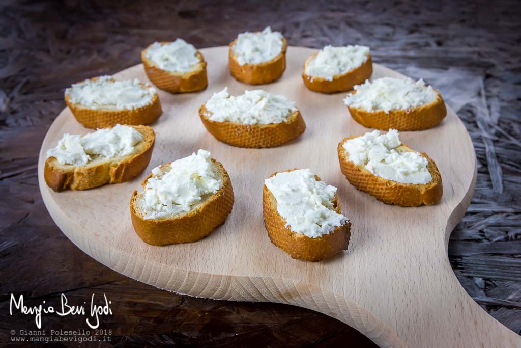 Preparazione crostini con feta greca