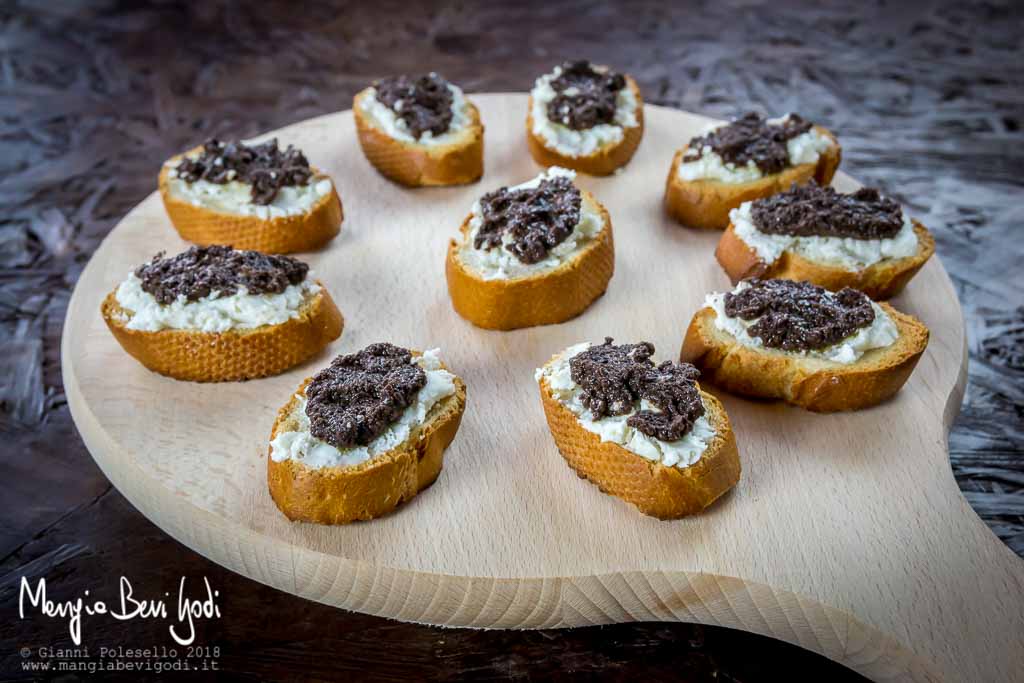 Preparazione crostini con feta greca e paté di olive nere