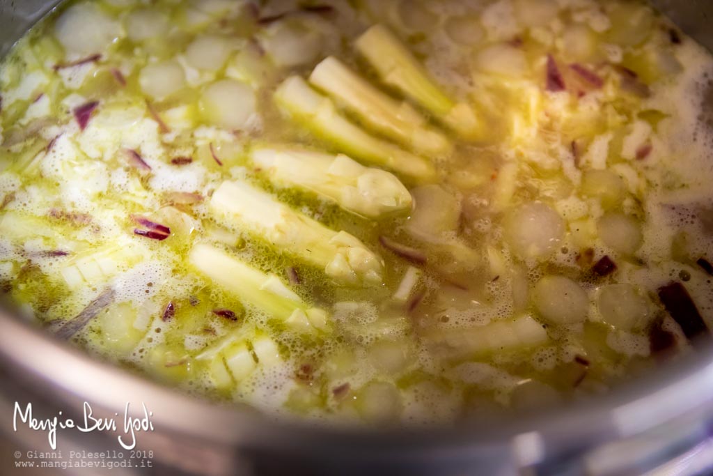 Aggiungere le punte degli asparagi alla preparazione