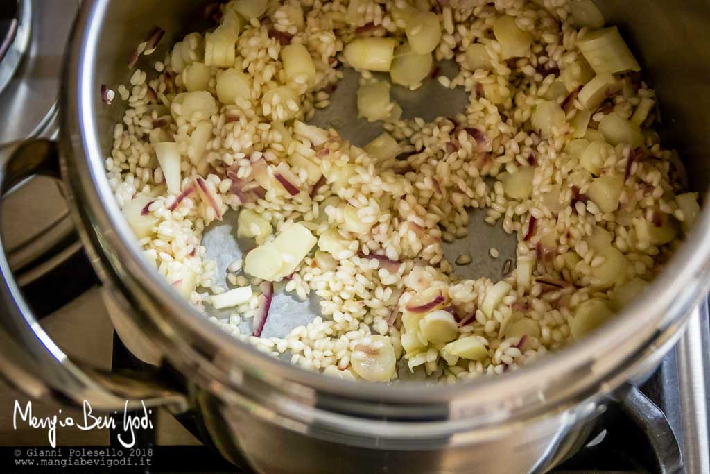 Preparazione risotto con gli asparagi