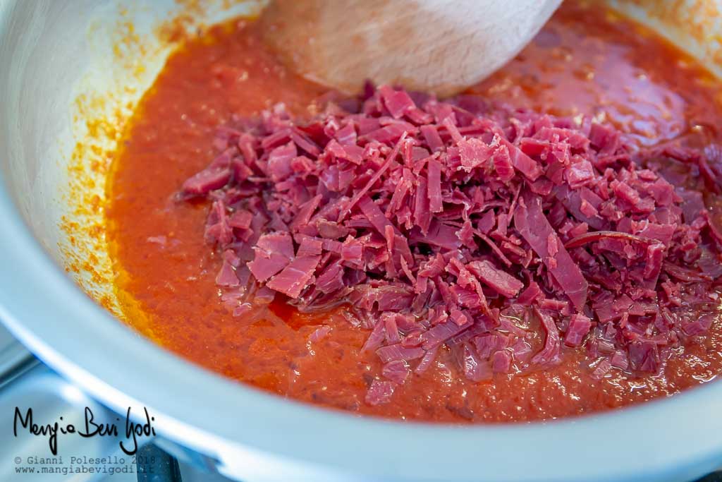 Preparazione sugo di bresaola