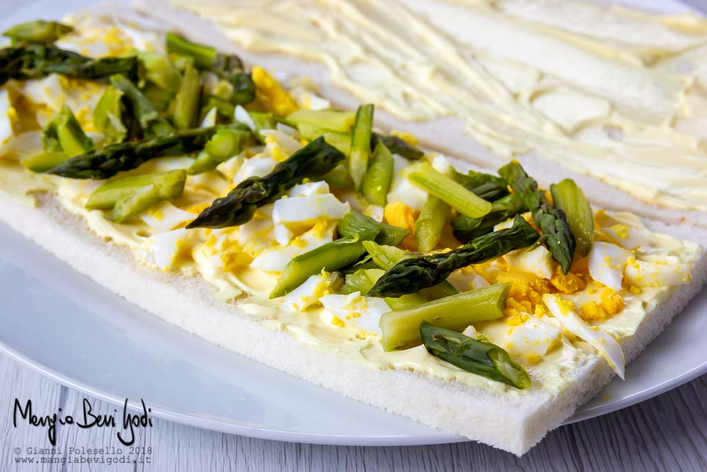 Preparazione tramezzini con uova e asparagi