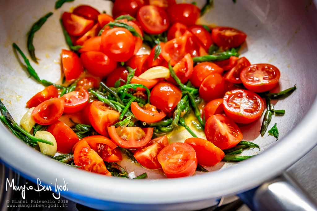 Preparazione sugo con bruscandoli e pomodorini in padella