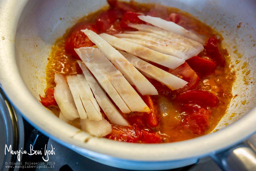 Preparazione sugo di merluzzo