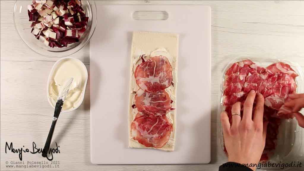 distribuire il ripieno sul pane da tramezzini