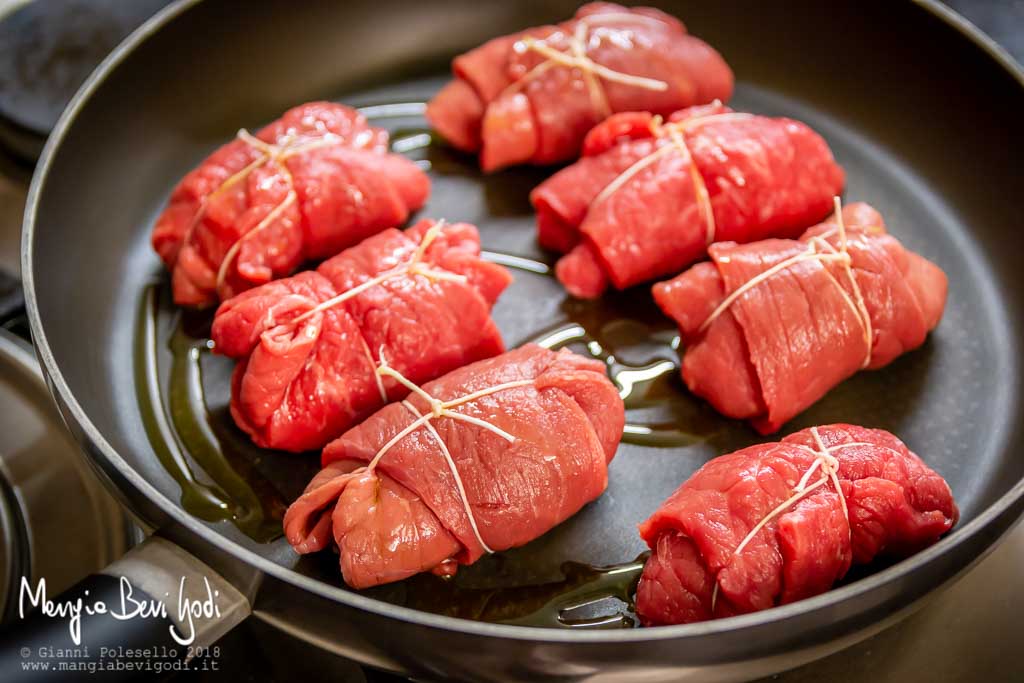 Cottura involtini di carne in padella