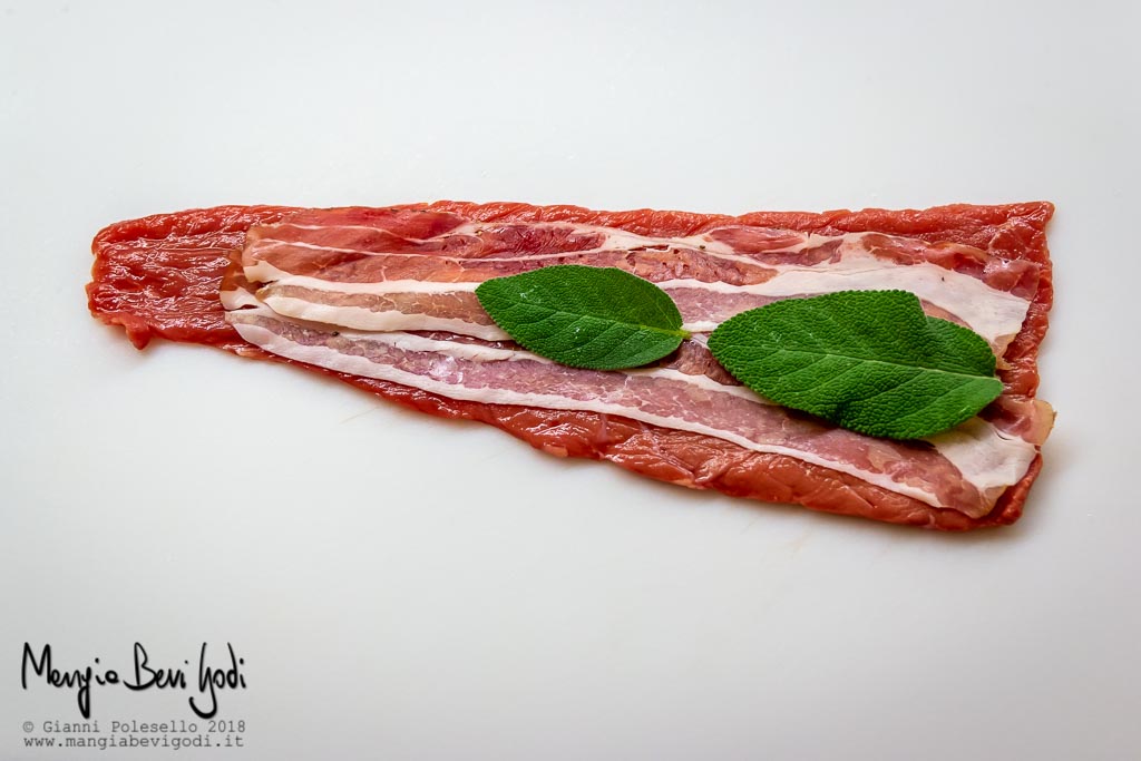 RIcoprire la carne con pancetta e foglie di salvia