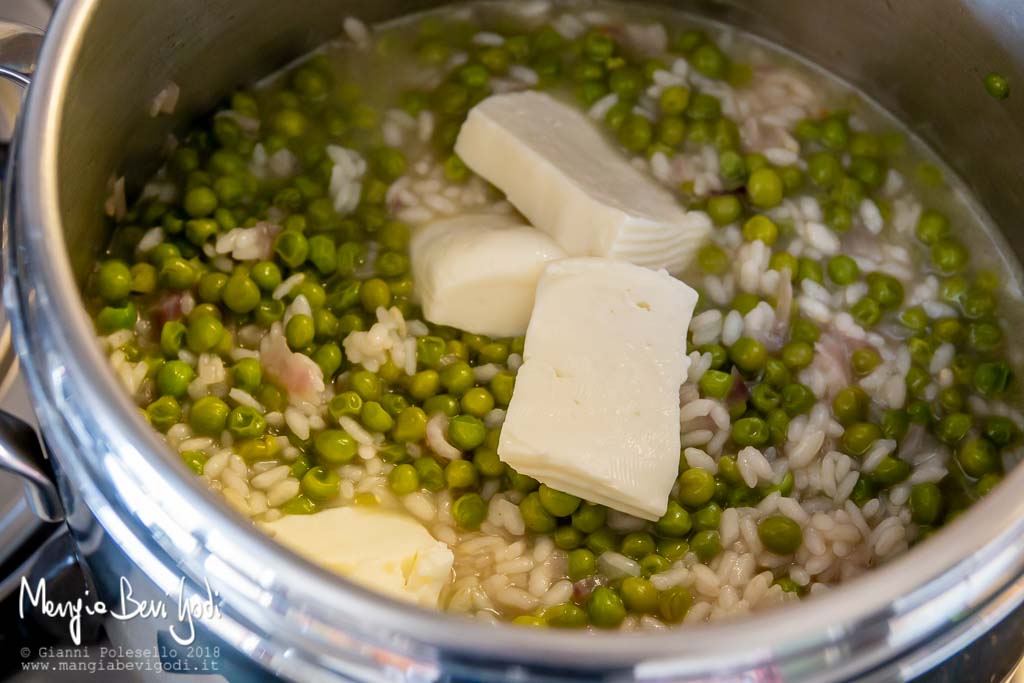 Mantecatura risotto con piselli e stracchino