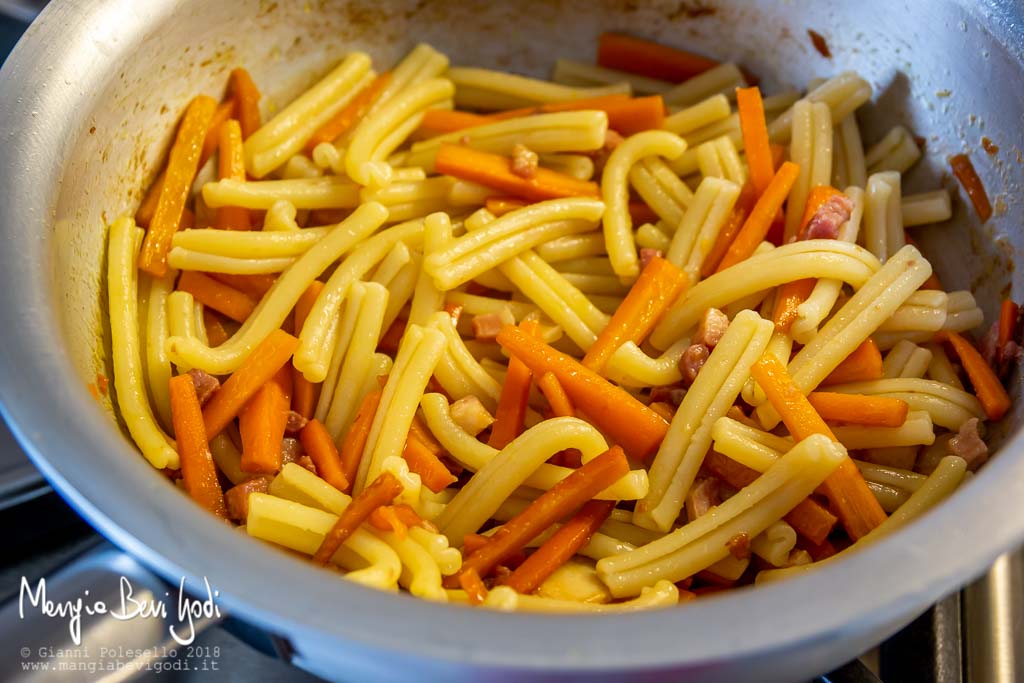 Pasta con carote e pancetta