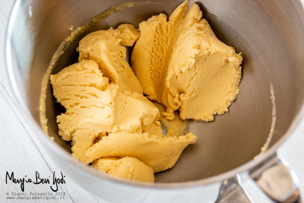 Preparazione impasto della torta mandorlata