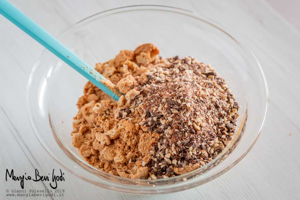 Aggiungere mandorle, amaretti e cioccolato al ripieno della torta mandorlata.