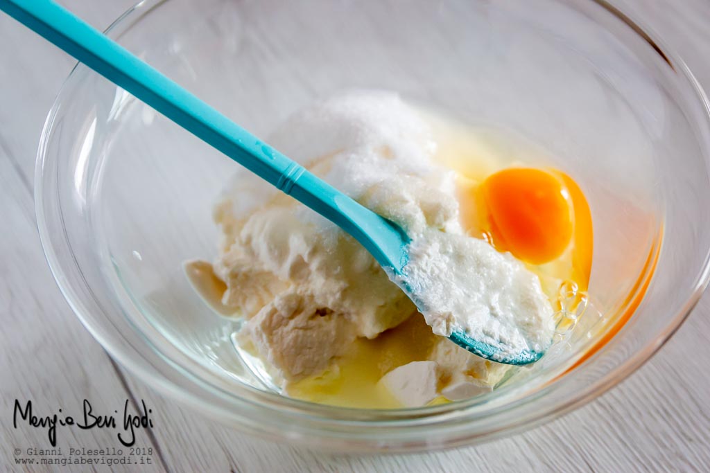 Impastare uovo, zucchero e ricotta