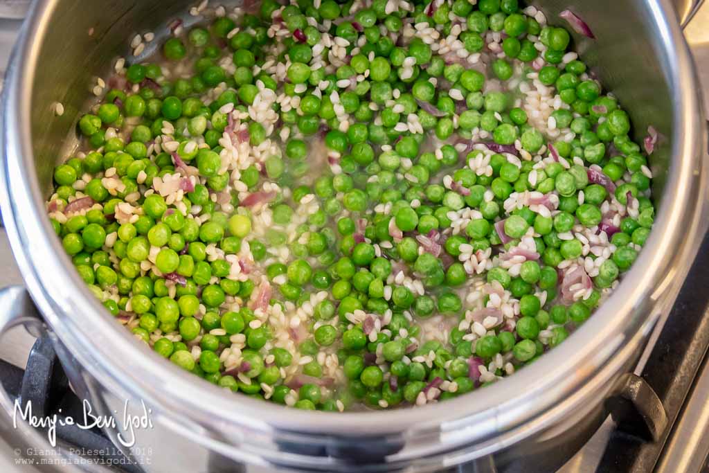 Preparazione risotto con piselli e stracchino