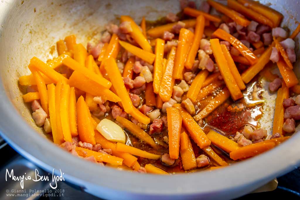 Preparazione sugo con carote e pancetta