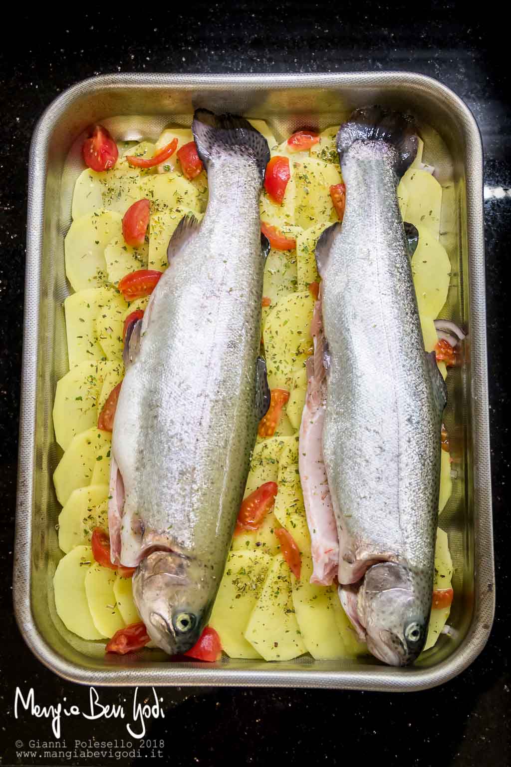 Preparazione trota al forno con patate