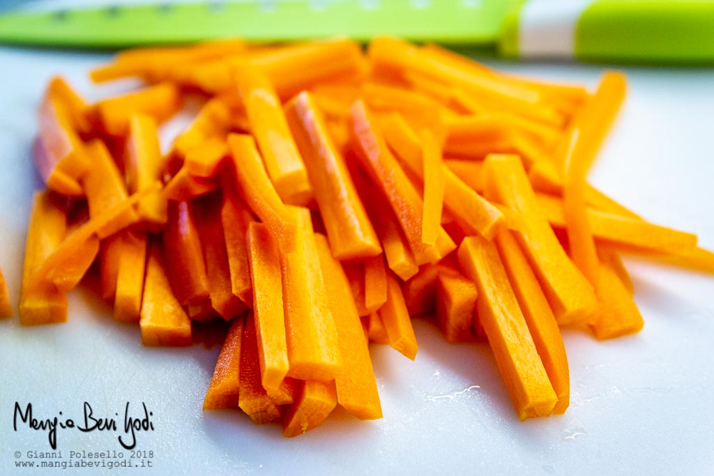 Tagliare le carote a listarelle