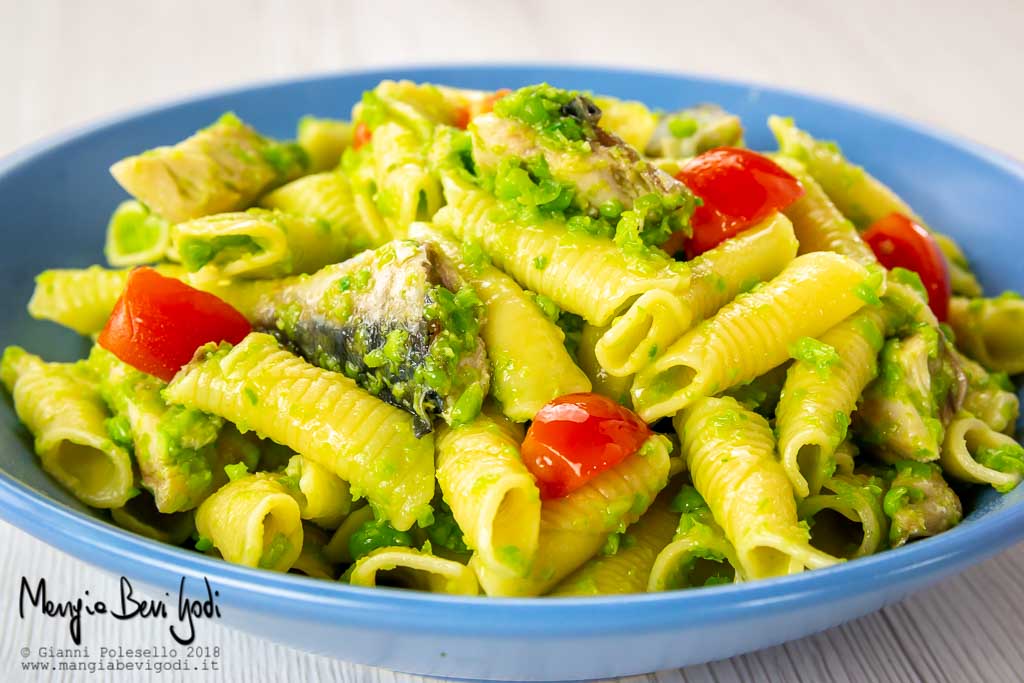 Garganelli con sgombro e crema di piselli