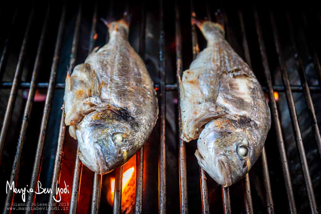 Cottura di due orate nella griglia del barbecue