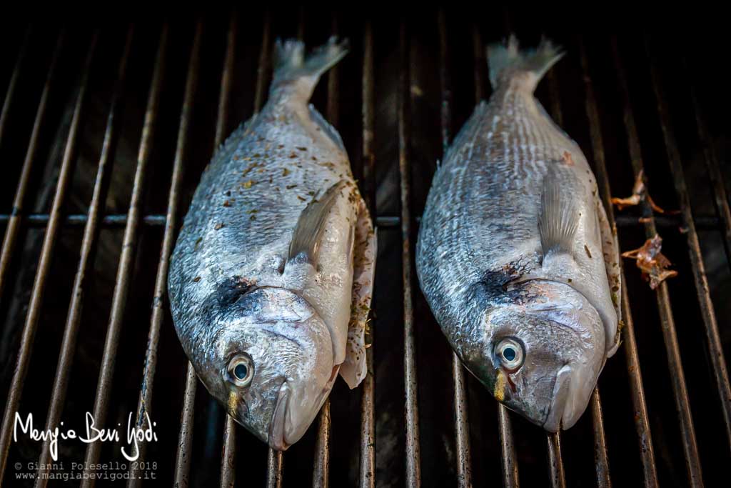 Orate cotte direttamente sopra la griglia del barbecue