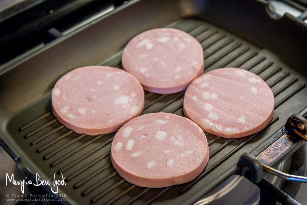 Cucinare la mortadella alla piastra