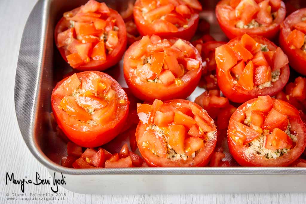 Preparazione pomodori ripieni al forno