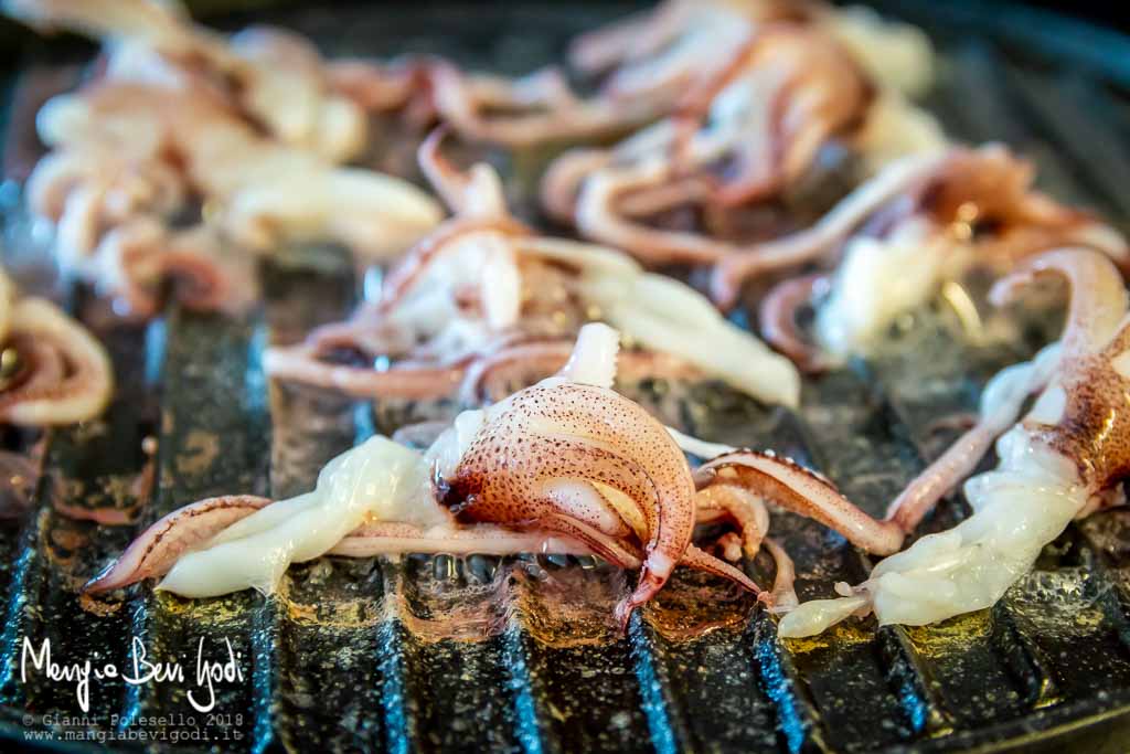 Cottura alla piastra dei tentacoli di calamaro
