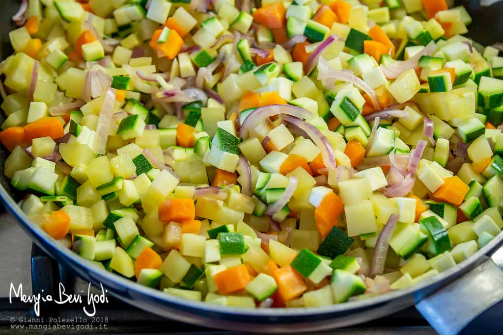 Cottura patate, carote, cipolla e zucchine