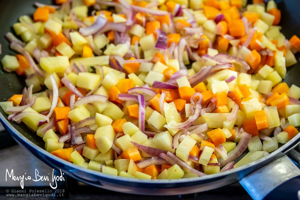 Cottura cipolla, patate e carote in padella