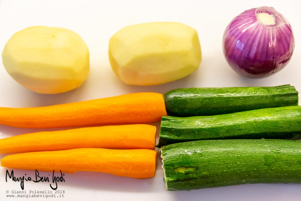 Verdure lavate per preparazione sformato: patate, cipolla, carote, zucchine