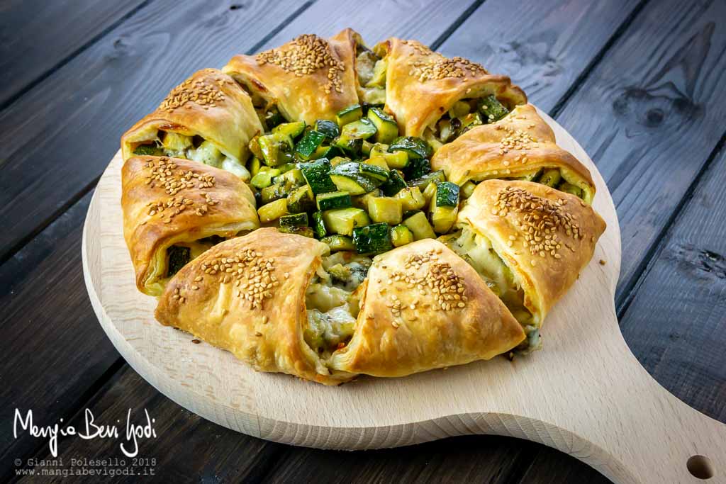 Ciambella di pasta sfoglia con zucchine e formaggio