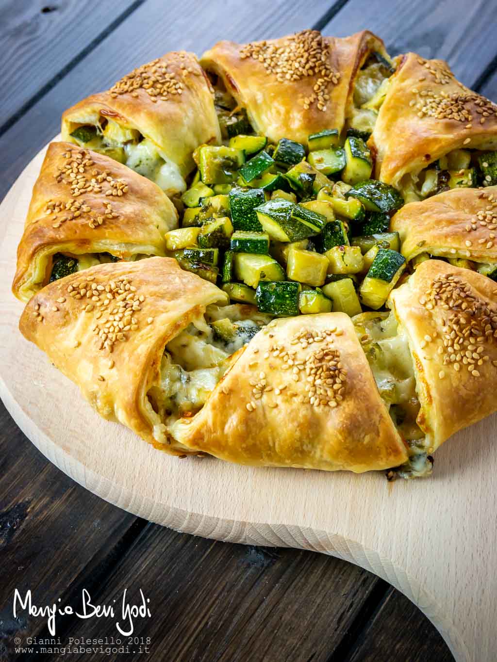 Ciambella di pasta sfoglia con zucchine e formaggio