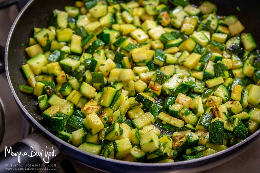 Condire le zucchine in cottura con il pesto di basilico