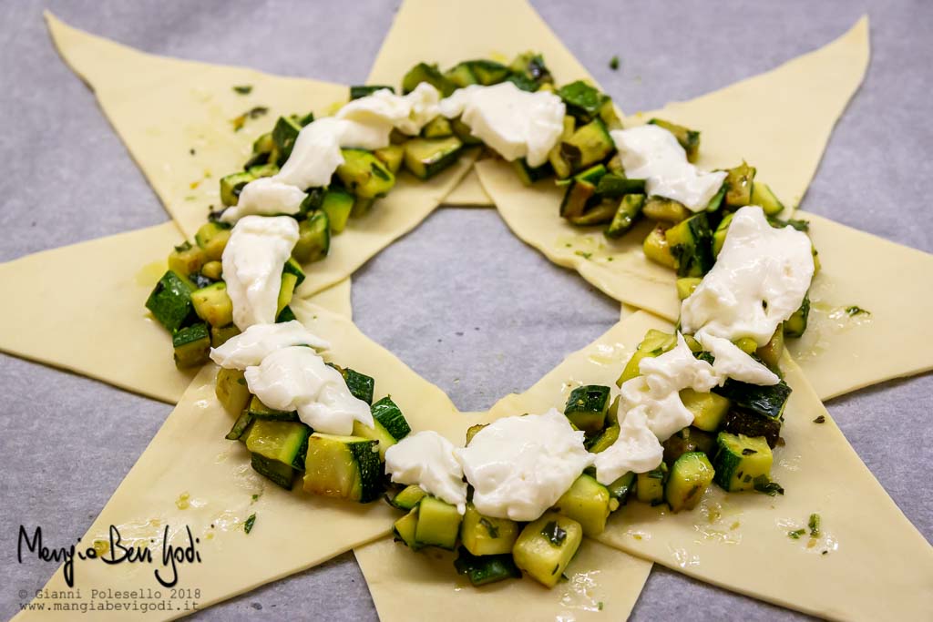 Farcitura della torta salata con zucchine e stracchino