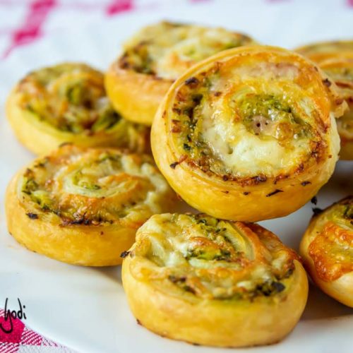 Girelle Di Pasta Sfoglia Con Zucchine Grattugiate Formaggio E Prosciutto Cotto Mangia Bevi Godi Blog Di Cucina E Ricette