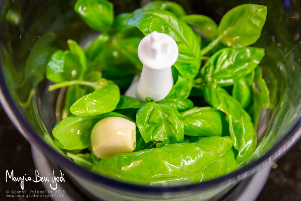 Preparare un pesto veloce frullando olio, basilico e aglio