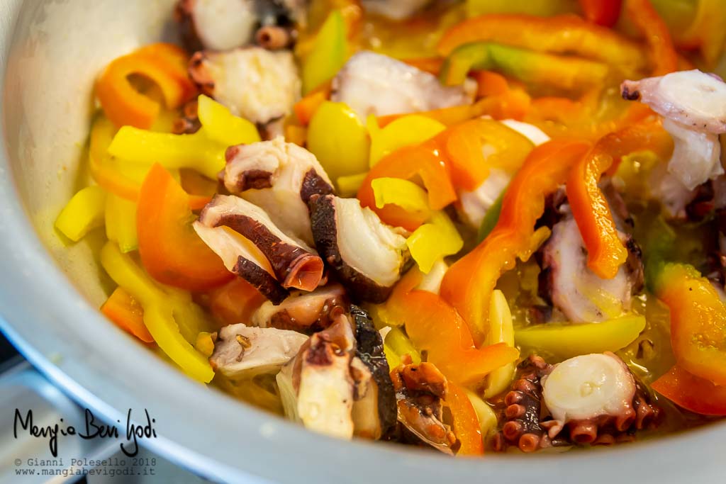 Preparazione sugo con polpo e peperoni in padella