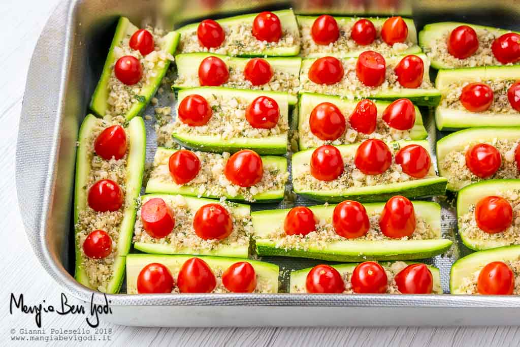 Preparazione zucchine gratinate al forno