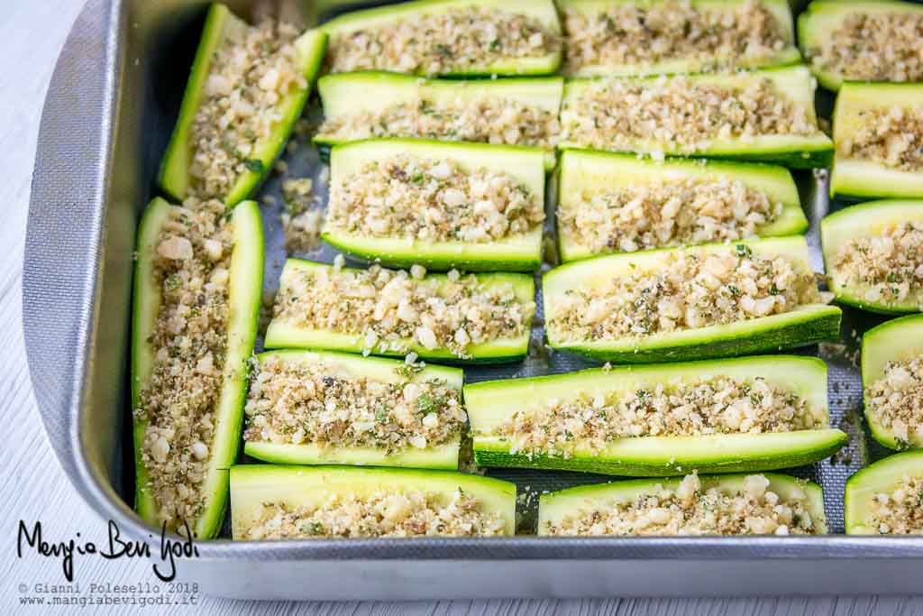 Zucchine ripiene disposte su teglia da forno