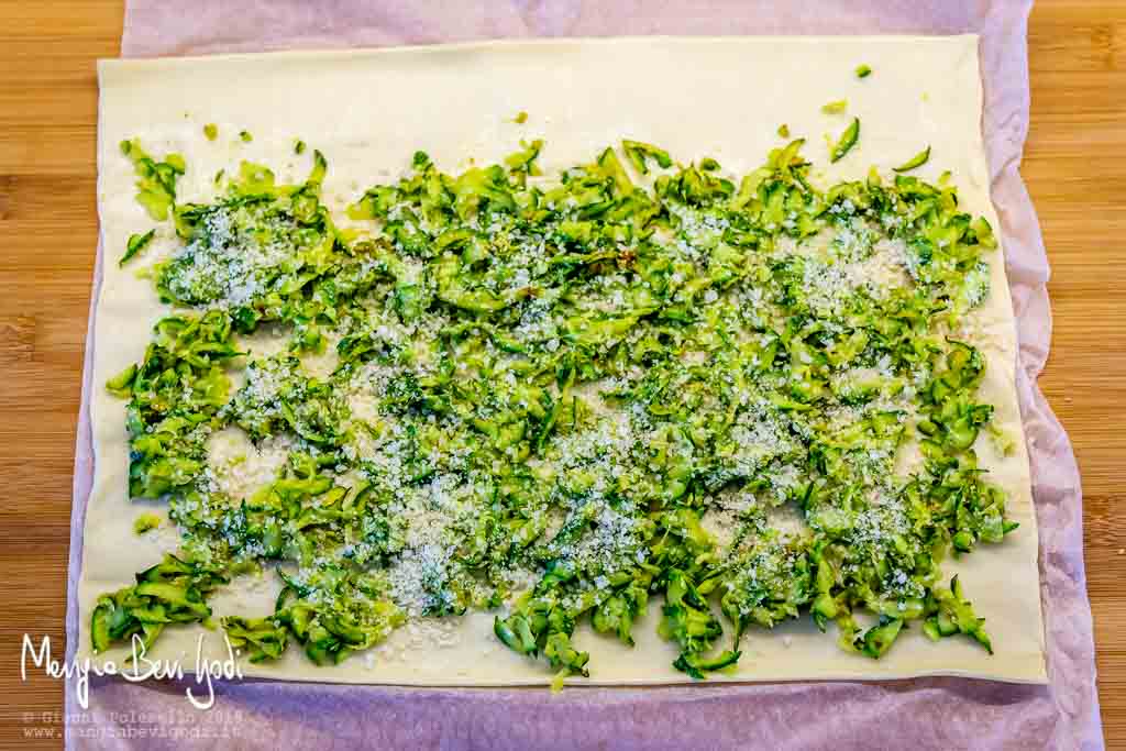 Farcitura pasta sfoglia con ripieno di zucchine grattugiate