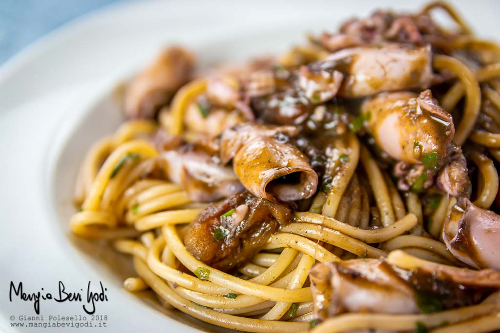 Spaghetti al nero con calamaretti spillo