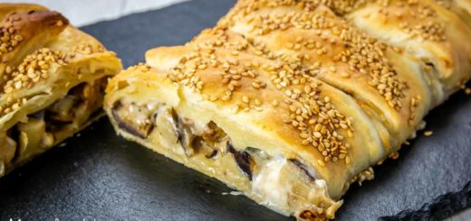 Strudel salato con casatella e melanzane