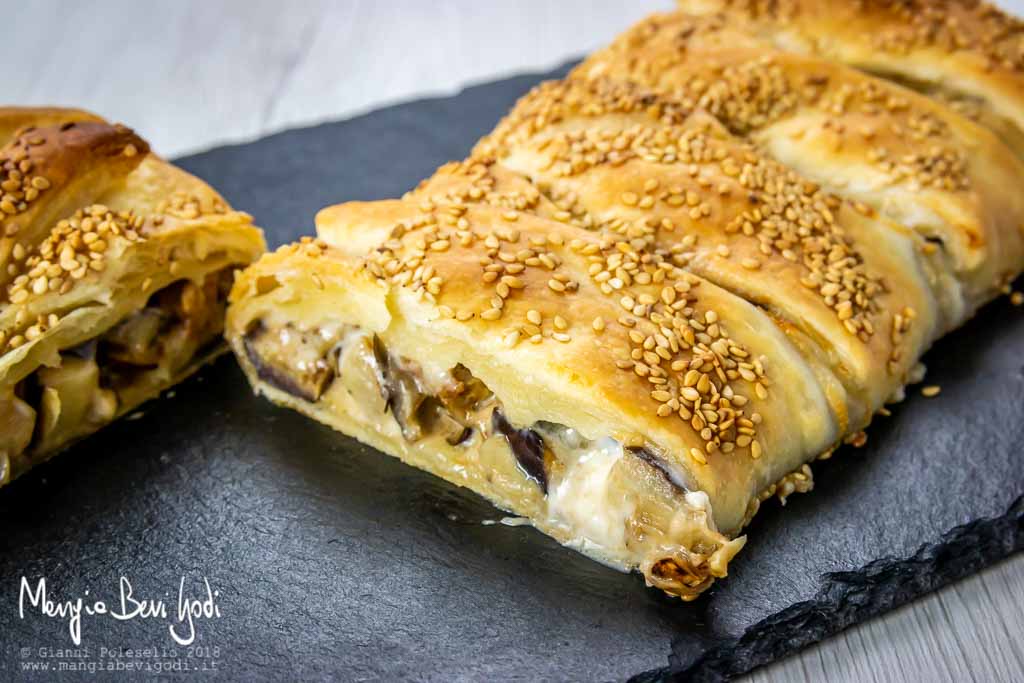 Strudel salato con casatella e melanzane